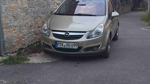 Automobil blokira prolaz kolnikom