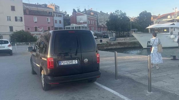 Nema parkiranja dopušteno.