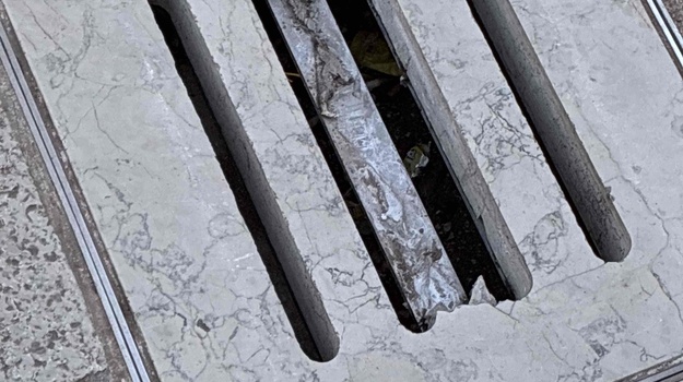 Oštećen kanalizacijski kamen ispod luka