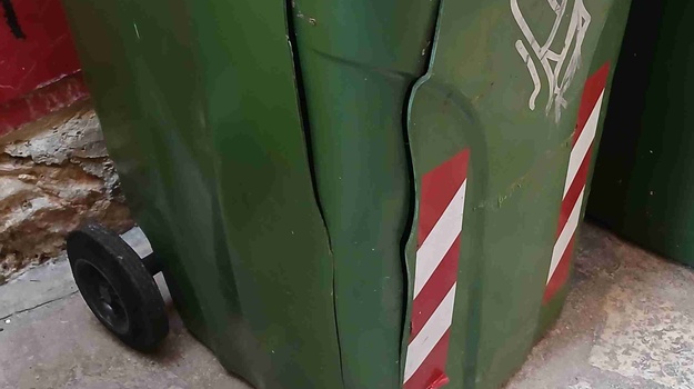 Radnik uništio kante komunalnih službi