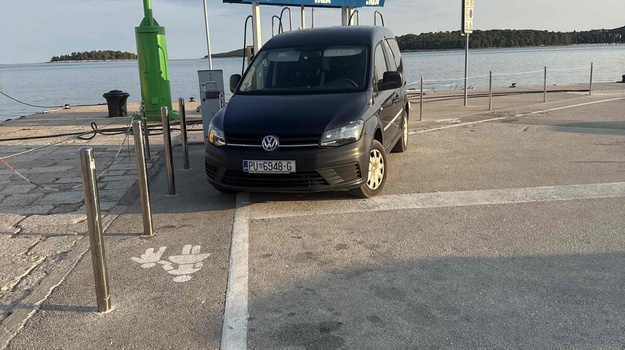 Opet parkiraju ovako