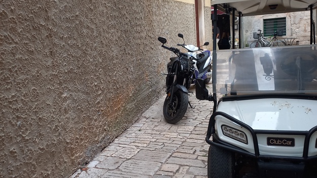 Blokada ulice turističkim vozilima