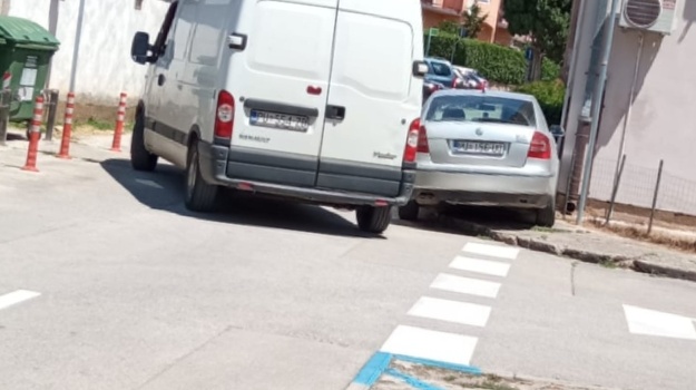 Bahato parkiranje smanjuje preglednost