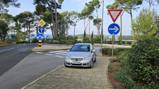 Nepropisno Parkiranje na Pješačkim Prostorima