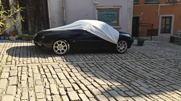 Nepropisno parkiranje u ulici De Amicis