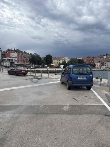 Dostupno
