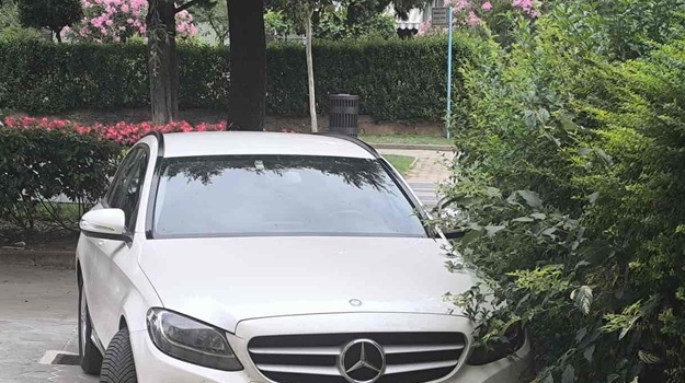 Nepropisno parkirano vozilo uklonilo stupice