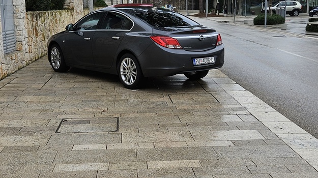 Nepropisno parkiranje blokira nogostup