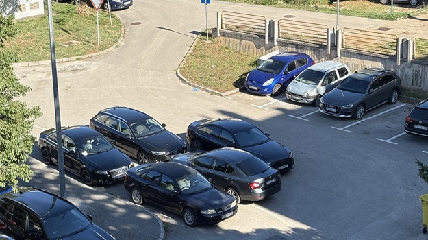 Nepopisno parkiranje, opasni dolasci auta