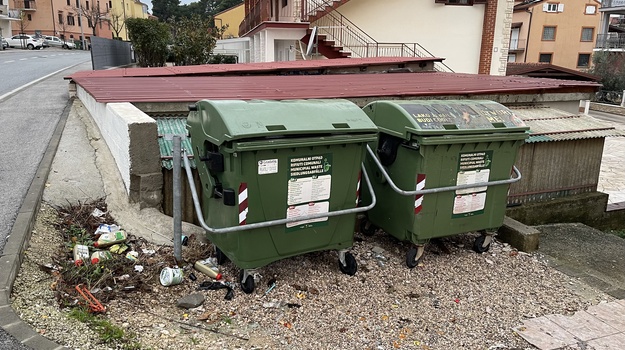 Temeljito čišćenje oko kontejnera